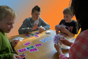 Vier Personen spielen Sansi und lachen