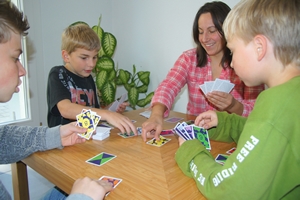 Personen beim Spielen von Sansi